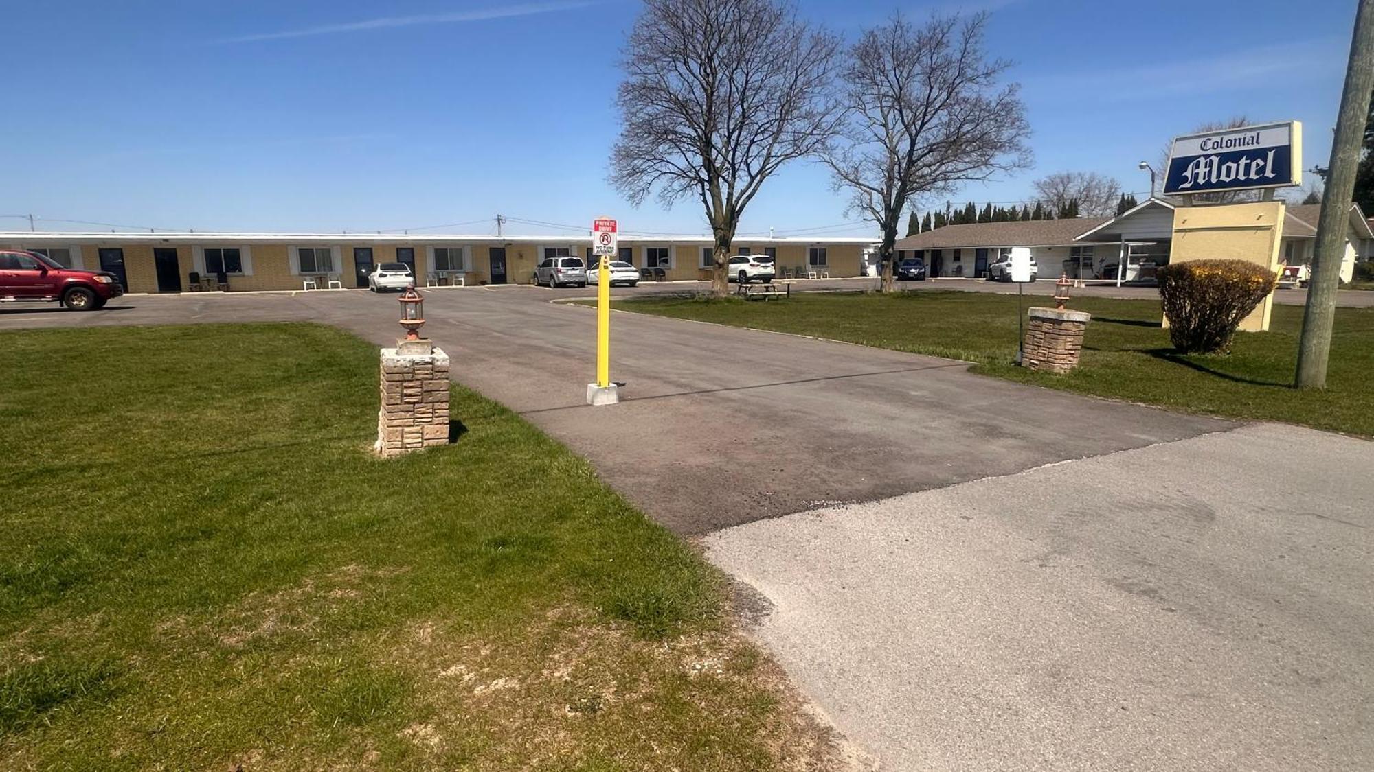 Colonial Motel Chatham-Kent Екстер'єр фото
