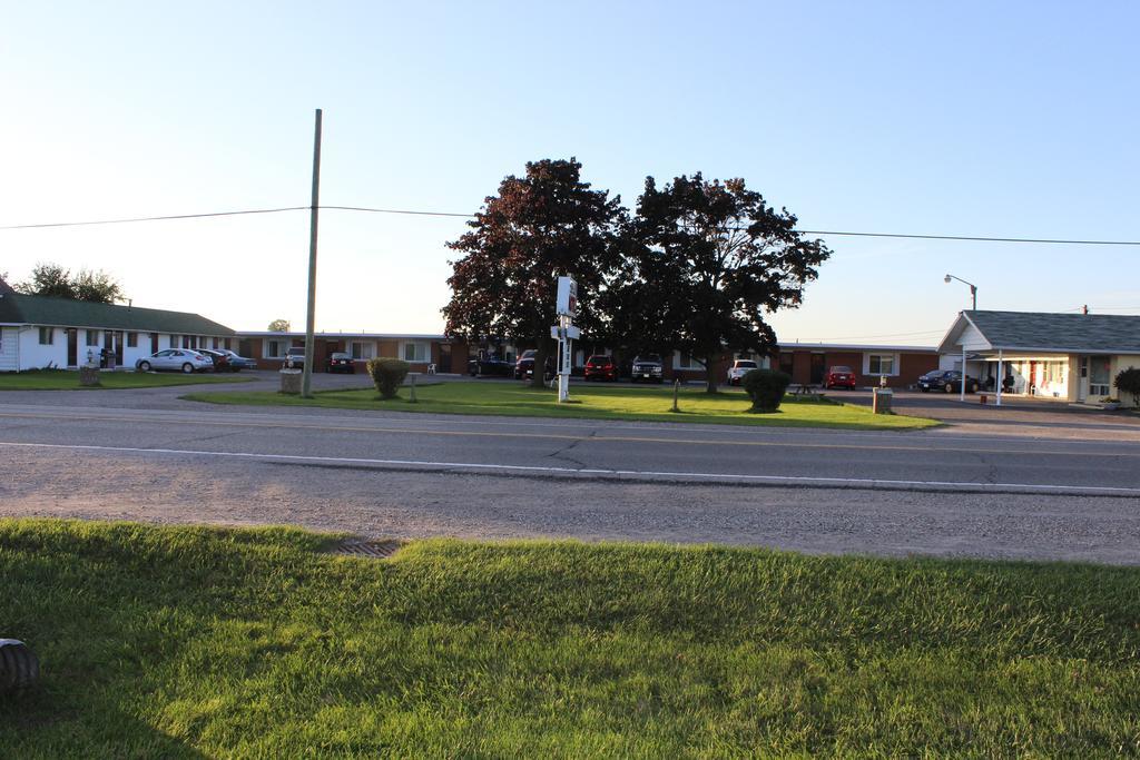Colonial Motel Chatham-Kent Екстер'єр фото