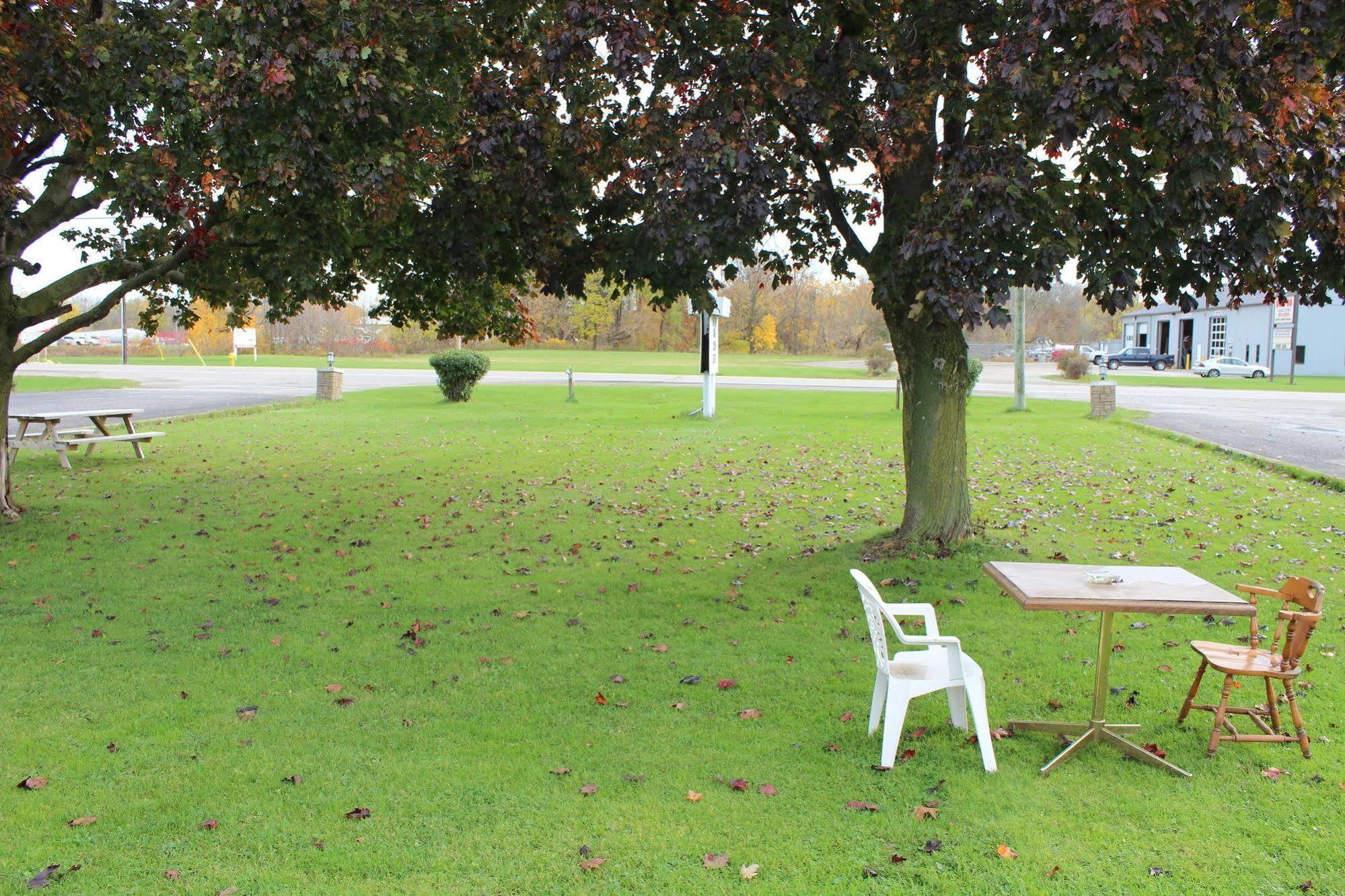 Colonial Motel Chatham-Kent Екстер'єр фото